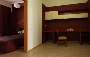 2_deluxe_room2_from_hall.jpg